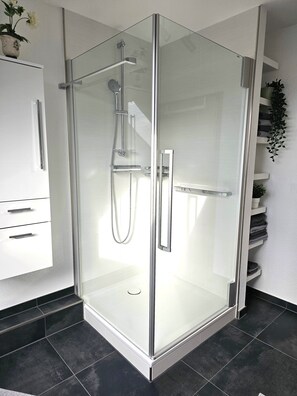Dusche, Haartrockner, Handtücher, Seife