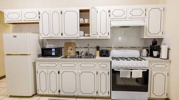 Microondas, horno y placa de cocina