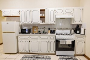 Microwave, oven, stovetop - Charming 1-bedroom apartment in Tortola with  AC, WiFi, laundry facilities. (Tortola)