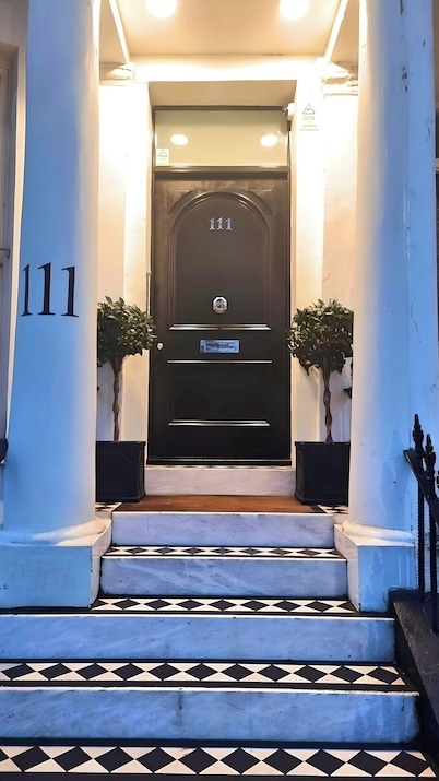 *NEW* Notting Hill - It's The One One One! (2)