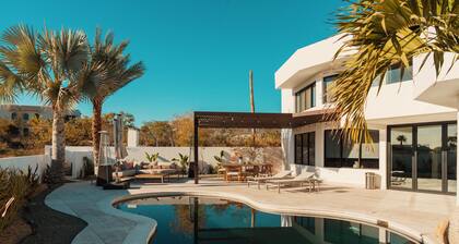 5 bedroom Villa in Cabo Bello: Pool, Jacuzzi, WiFi, Two Balconies, Private Beach