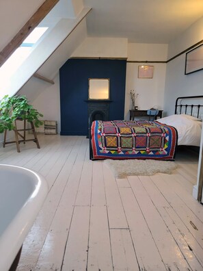 2 bedrooms, desk, travel cot, free WiFi