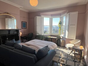 2 bedrooms, desk, travel cot, free WiFi - Bohemian, Victorian Maisonette with stunning city views and high ceilings! (Saint Andrew's)