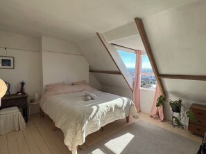 2 bedrooms, desk, travel cot, free WiFi