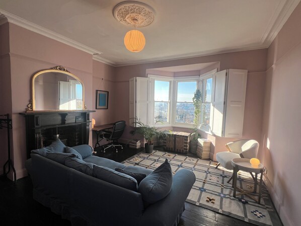 Smart TV, books - Bohemian, Victorian Maisonette with stunning city views and high ceilings! (Saint Andrew's)