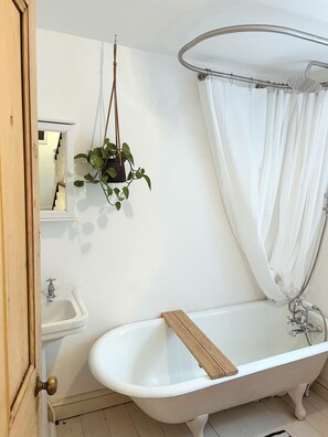 Hårføner, håndklær, såpe og toalettpapir