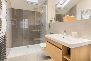 Shower, hair dryer, towels - The Old Weigh House -Kirkby Lonsdale (Kirkby Lonsdale)