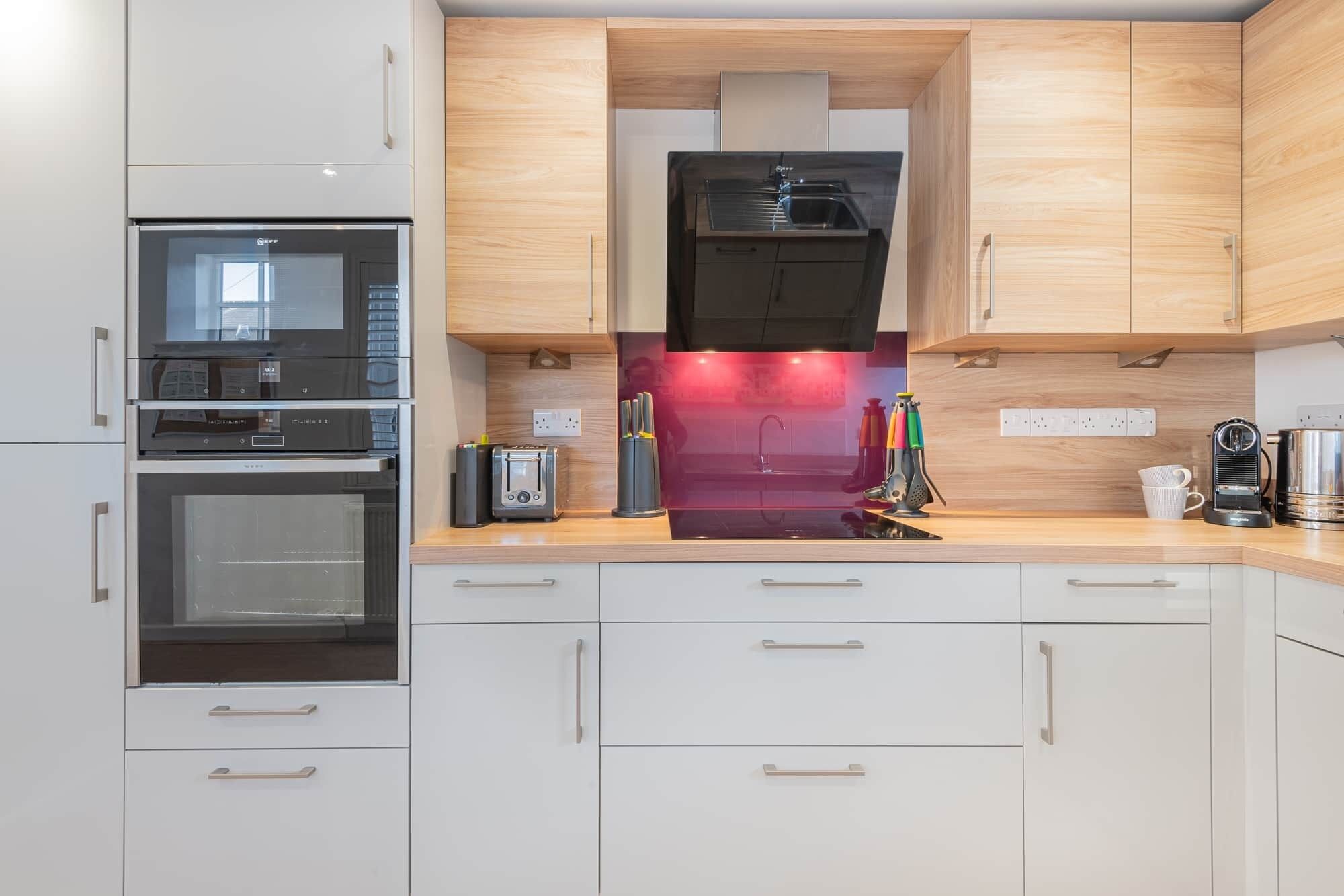 Réfrigérateur, four à micro-ondes, un four, surface de cuisson