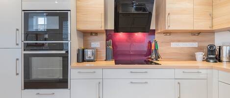 Réfrigérateur, four à micro-ondes, un four, surface de cuisson