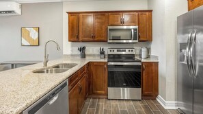 Kjøleskap og spisebord