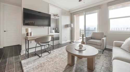 Landing | Stylish 2BD, Pool, Gym