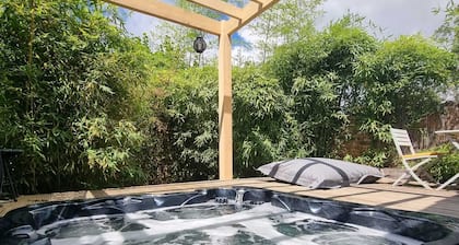 Intimate house with spa and sauna 30 minutes from Lyon. Relaxation and privacy.