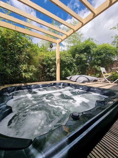 Intimate house with spa and sauna 30 minutes from Lyon. Relaxation and privacy.