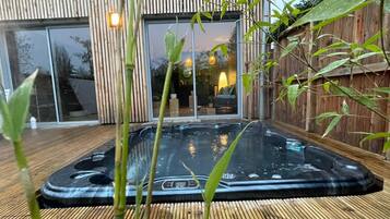 Bain à remous extérieur