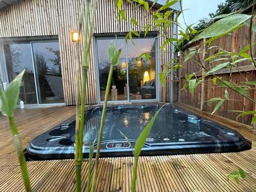 Intimate house with spa and sauna 30 minutes from Lyon. Relaxation and privacy.