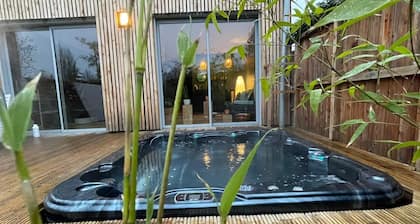 Intimate house with spa and sauna 30 minutes from Lyon. Relaxation and privacy.