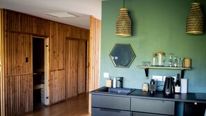 Eine moderne Küche mit schwarzer Arbeitsplatte, Holzvertäfelung und einer grünen Wand.