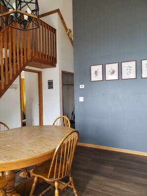 Dining - Private cabin with resort amenities; kayak, paddleboard, pontoon, great swimming (Pillager)