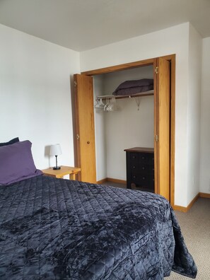 2 bedrooms, WiFi, bed sheets - Private cabin with resort amenities; kayak, paddleboard, pontoon, great swimming (Pillager)