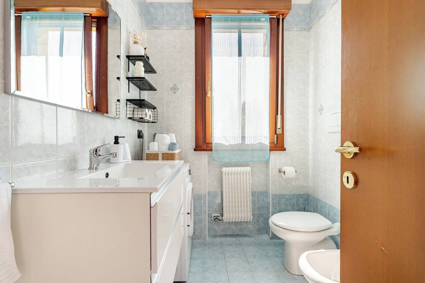 Haartrockner, Bidet, Handtücher, Toilettenpapier