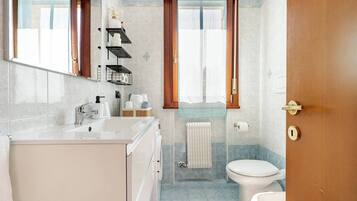 Haartrockner, Bidet, Handtücher, Toilettenpapier