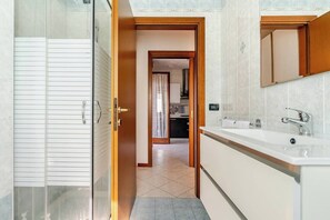 Asciugacapelli, bidet, asciugamani, carta igienica