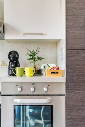 Fridge, oven, stovetop, dishwasher