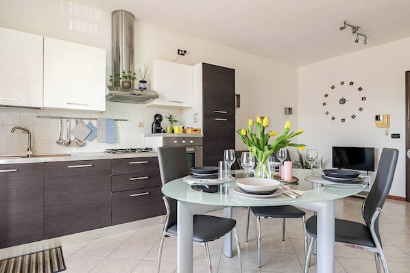 Fridge, oven, stovetop, dishwasher