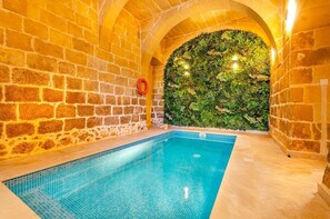 Een binnenzwembad en een verwarmd zwembad