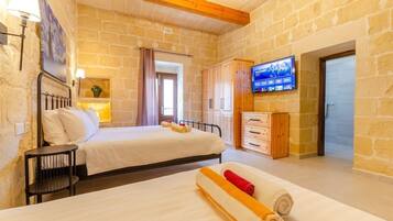 5 bedrooms, iron/ironing board, free WiFi, bed sheets