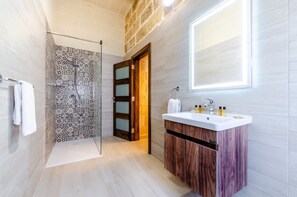 Een haardroger, handdoeken