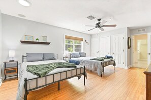 4 Schlafzimmer, Schreibtisch, Bügeleisen/Bügelbrett, WLAN