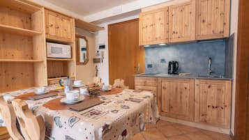 Superior Apartment | Private kitchenette | Fridge, microwave, stovetop, electric kettle