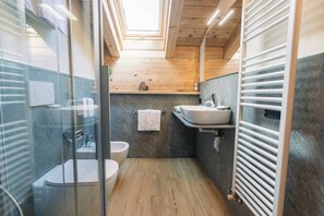 Studio Supérieur | Salle de bain | Douche, sèche-cheveux, serviettes fournies, papier toilette