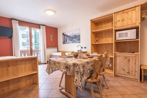 Superior-huoneisto | Oleskelualue | 32–tuumainen äly-TV, jossa satelliittikanavat