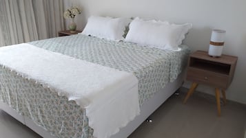 3 habitaciones, tabla de planchar con plancha, wifi y ropa de cama