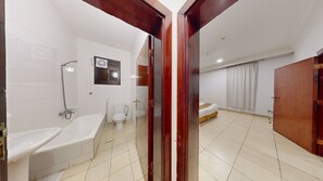 Baignoire et douche séparées, serviettes fournies, savon, shampoing