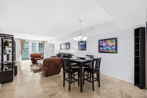 Luksusleilighet, 2 soverom, byutsikt | Spiseområde på rommet