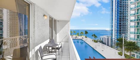 Kondo Mewah, 2 kamar tidur, pemandangan kota | Balkon