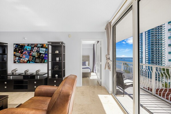 Lyxlägenhet - 2 sovrum - utsikt mot staden | Vardagsrum | 45-tums platt-tv med satellitkanaler och bordsfotboll