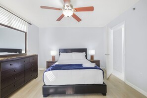 Luksusleilighet, 2 soverom, byutsikt | 2 soverom, blendingsgardiner, wi-fi (inkludert) og sengetøy