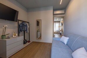Panoramic Suite, Sea View | Living area | 42-inch Smart TV with satellite channels - Luci sul Mare (Follonica)