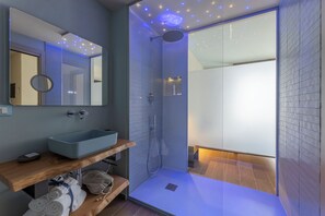 Panoramic Suite, Sea View | Bathroom | Shower, hair dryer, towels, soap - Luci sul Mare (Follonica)