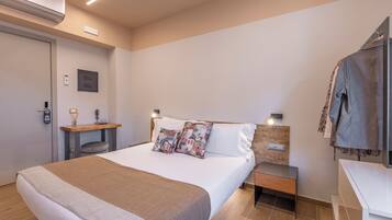 Basic-Doppelzimmer | Zimmersafe, Schreibtisch, laptopgeeigneter Arbeitsplatz