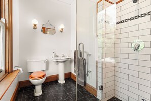 Shower, hair dryer, towels, soap - Master Bedroom @ Te Rangi Lodge 5 mins of SH3. Evening Meals available. Pets OK. (Rangitūmau)