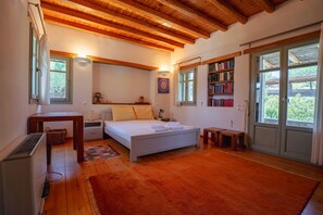 5 bedrooms, iron/ironing board, WiFi, bed sheets