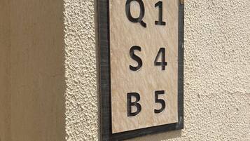 Eine an der Wand befestigte Schilderung mit den Buchstaben Q1, S4, B5.