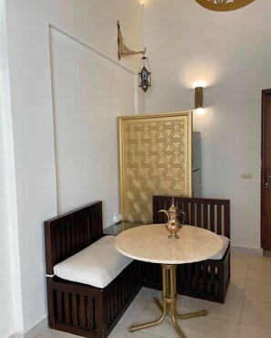 Dining - Serene 1-bedroom apartment with AC and WiFi Makadi Heights (Red Sea Governorate)