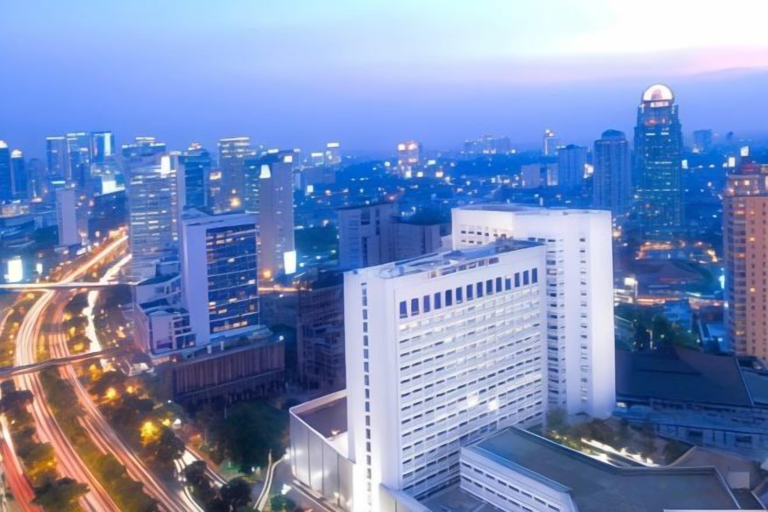 Paisagem urbana com um edifício notável, teto plano e vários andares.