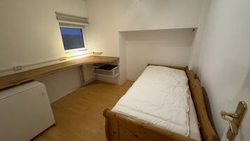 2 bedrooms, travel crib, free WiFi, bed sheets